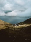 Vista sul piccolo villaggio con case colorate e montagne verdi sulle isole di Feroe — Foto stock