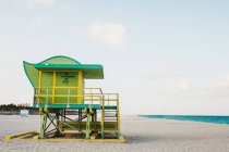 Спасательная каюта на пляже — стоковое фото