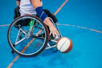 Hombres de deporte discapacitados en acción mientras juegan baloncesto indoor - foto de stock