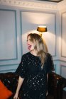 Loira funky mulher com língua para fora posando no quarto — Fotografia de Stock