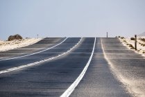 Пряма автодорога в пустелі Фуертевентура (Канарські острови). — стокове фото