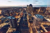 Blick aus der Höhe auf moderne städtische Infrastruktur mit Wolkenkratzern unter blauem Abendhimmel, Kanada — Stockfoto