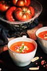 Gaspacho de tomates servi avec oeuf et jambon dans des tasses sur ardoise — Photo de stock