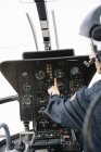 Pilota donna concentrato seduto e operante in elicottero — Foto stock