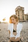 Чудова жінка, що стоїть на пляжі — стокове фото