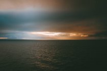 Pittoresca veduta del cielo serale nuvoloso e del tranquillo oceano sulle isole Feroe — Foto stock