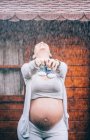 Красива вагітна жінка позує під дощем — стокове фото