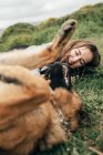 Giovane donna coccole cane in natura — Foto stock