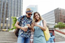 Пара перегляду смартфона на вулиці — стокове фото