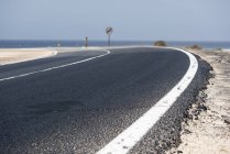 Autobahn durch trockene Wüste Fuerteventura, Kanarische Inseln — Stockfoto