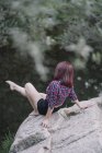 Menina de cabelos vermelhos descansa junto ao rio — Fotografia de Stock