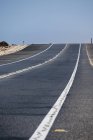Autoroute traversant le désert aride de Fuerteventura, îles Canaries — Photo de stock