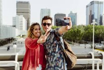 Couple prenant selfie à la main courante — Photo de stock