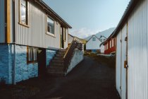 Blick auf die Veranda mit Stufen und modernen bunten Bauernhäusern im Sonnenlicht auf der Insel Feroe — Stockfoto