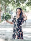 Donna attraente con mazzo di fiori — Foto stock