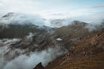 Montañas rocosas en las nubes en las Islas Feroe - foto de stock