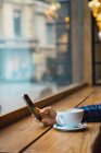 Жінка сидить у кафе з чашкою кави — стокове фото