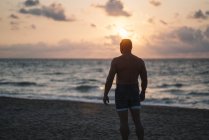 Homem velho forte posando na praia — Fotografia de Stock