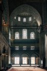 Paredes y techos bellamente decorados en la majestuosa mezquita de Estambul, Turquía - foto de stock