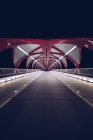 Vista prospectiva da construção moderna da ponte pedonal iluminada na noite escura, Canadá — Fotografia de Stock