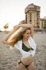 Великолепная женщина стоит на пляже — стоковое фото