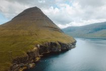 Океан і кам'янистій скелі під хмарного неба на Feroe острови — стокове фото