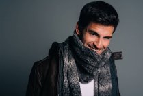 Giovane uomo bruna attraente in uno studio — Foto stock