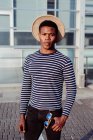 Stilvoller schwarzer Mann posiert auf der Straße — Stockfoto