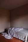 Костюм призрака на Хэллоуин на кровати в номере — стоковое фото