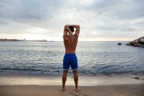Atleta maschio che fa stretching fuori — Foto stock