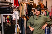 Красивая азиатка смотрит в камеру в магазине — стоковое фото
