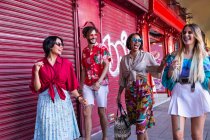 Amici alla moda che camminano per strada — Foto stock