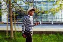Uomo afro-americano con tablet — Foto stock