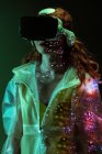 Женщина в VR очках в неоновом свете — стоковое фото