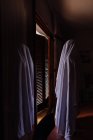 Persona travestita da fantasma per Halloween in piedi nella stanza buia — Foto stock