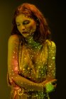 Чуттєва елегантна жінка стоїть в плямах теплого світла — стокове фото