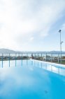 Ruhiges Poolwasser mit malerischer Aussicht — Stockfoto