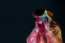 Женщина в VR очках в неоновом свете — стоковое фото