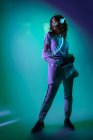 Donna che ama la musica con le cuffie in luce al neon — Foto stock