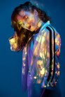 Donna sognante con gli occhi chiusi posa in luce al neon — Foto stock