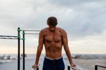 Ein männlicher Athlet trainiert in einem Fitnessstudio — Stockfoto