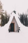 Außenseite einer kleinen, schneebedeckten Pergwam-Hütte in abgelegenen, ruhigen Wäldern — Stockfoto