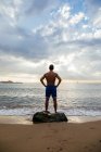 Junge Athletin posiert am Meer — Stockfoto