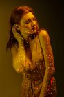 Мрійлива чуттєва жінка позує в плямах теплого світла — стокове фото
