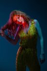Портрет чуттєвої молодої жінки, що позує в плямах неонового світла — стокове фото