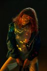Mujer soñadora posando en manchas de luz cálida - foto de stock