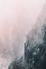 Вид на тверду кам'янисту поверхню скелі в тумані і тумані — стокове фото