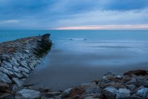 Brise-lames face à la mer au coucher du soleil au sud de l'Espagne — Photo de stock