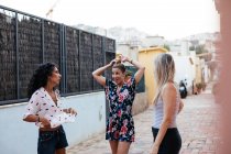 Tres chicas divirtiéndose en la calle - foto de stock