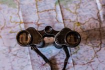 Pianificazione di un viaggio su una mappa con vecchio prismatico — Foto stock